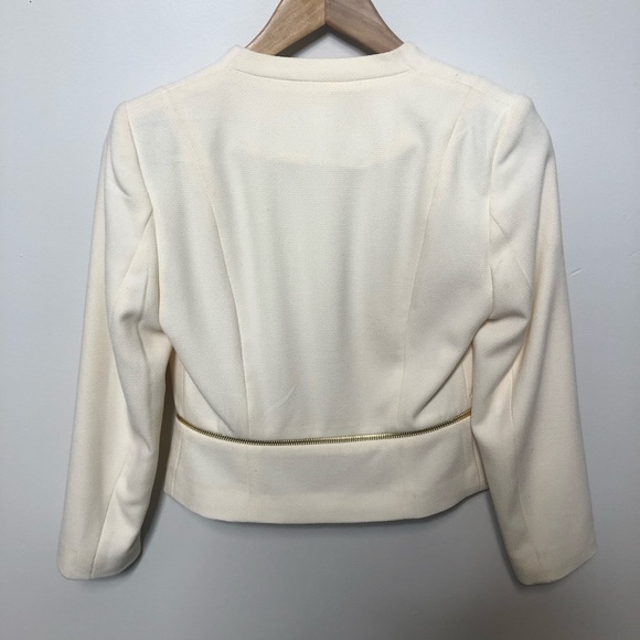 ⭐️5 FOR $25⭐️H&M Off White Cropped Blazer - Picture 3 of 3